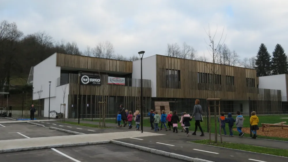 Pred &scaron;tirimi leti so v &Scaron;kofji Loki odprli nov sodoben vrtec Kamnitnik, za katerega so bili mnogi prepričani, da pomeni konec težav z varstvom otrok v občini.