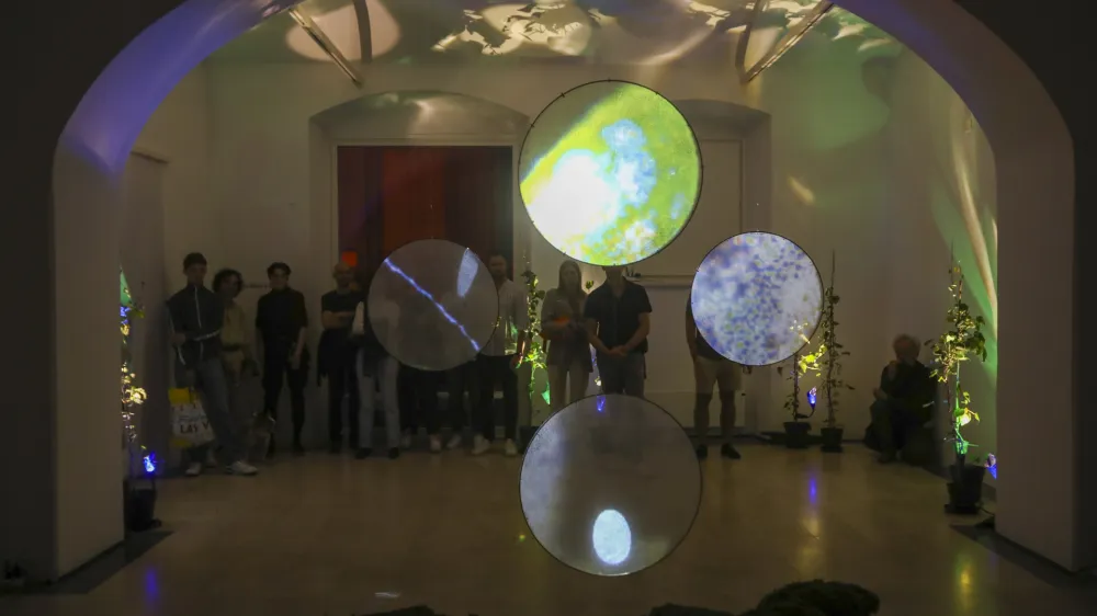 - 22.05.2023 - 17. Mednarodni festival Svetlobna gverila 2023 - umetni&scaron;ko svetlobni projekti v galerijskem in javnem prostoru &ndash; svetlobna umetnost na temo PROSTOR //FOTO: Luka Cjuha