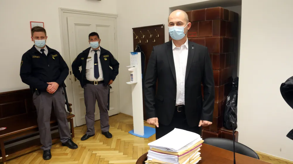 Ranis Smajlović je bil v priporu osem mesecev, potem se je branil s prostosti.