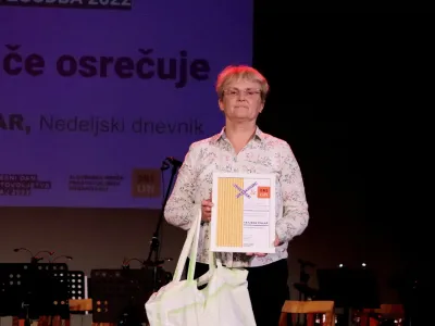 Med nagrajenci naj prostovoljcev leta 2022 je posebno priznanje prejela tudi novinarka Dnevnika Tatjana Pihlar (na fotografiji) za zgodbo Srečna je, če osrečuje, ki je bila objavljena v Nedeljskem dnevniku.