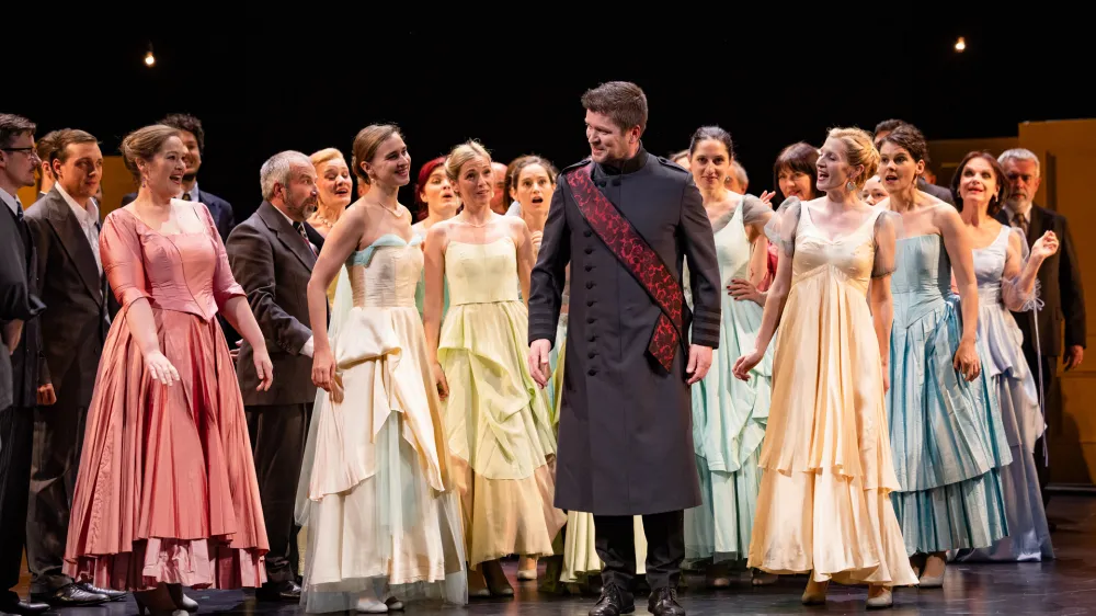 &raquo;Grande&laquo; opera Evgenij Onjegin ruskega skladatelja Petra Iljiča Čajkovskega bo po nocoj&scaron;nji premieri ponovitve imela 26., 27., 29. in 30. maja ter 8., 9. in 10. junija. Foto: Darja &Scaron;travs Tisu