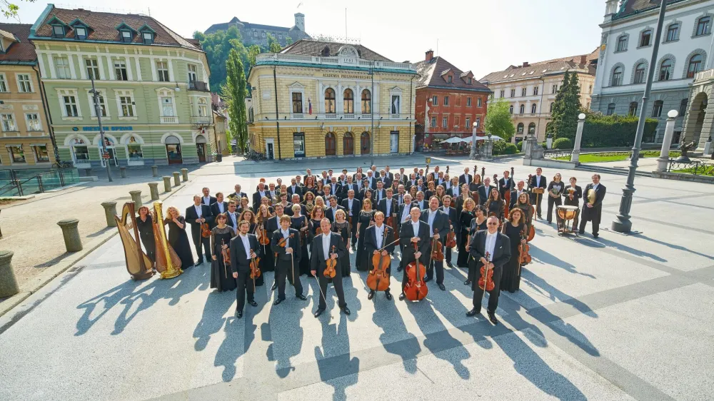 Orkester Slovenske filharmonije pred matično hi&scaron;o.&nbsp;