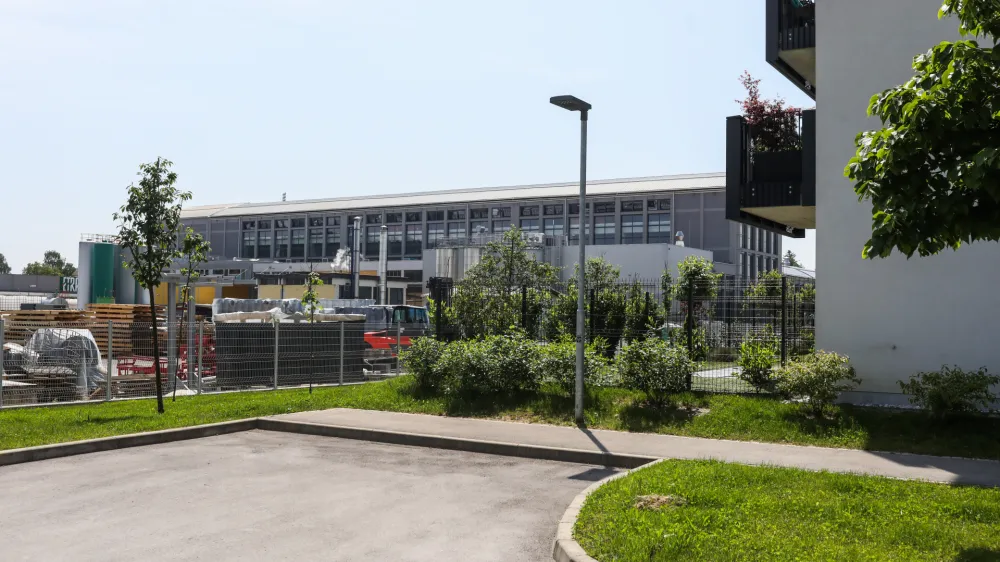 Stanovalce blokov na Okrogarjevi ulici skrbi, da jim bo gradnja 18,5 metra visoke stavbe odvzela osončenje in da bo &scaron;iritev Etrine dejavnosti zanje pomenila več hrupa in drugih emisij v okolje.&nbsp;