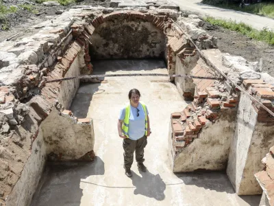 &raquo;Na trasi od Dunaja proti Trstu so bile čuvajnice tipsko zgrajene v treh velikostih, ta v Vnanjih Goricah je bila srednje velikosti,&laquo; je pojasnila vodja arheolo&scaron;ke raziskave Helena Be&scaron;ter iz podjetja PJP, d. o. o.&nbsp;