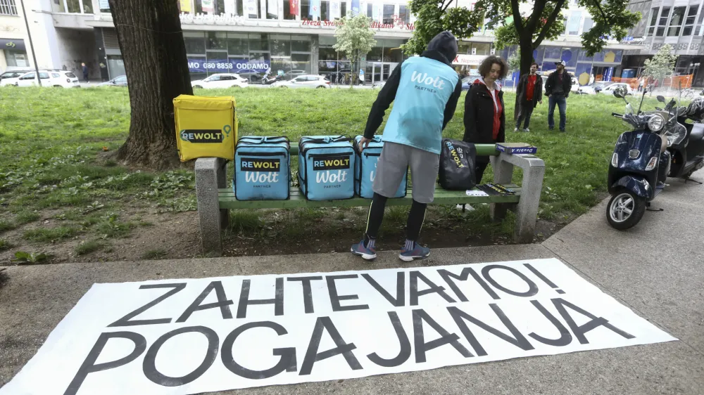 - 12.05.2023 - opozorilna stavka dostavljavk in dostavljavcev Wolta in Glova v Ljubljani - sindikat Mladi plus &ndash; protest &ndash; protestni shod  //FOTO: Luka Cjuha