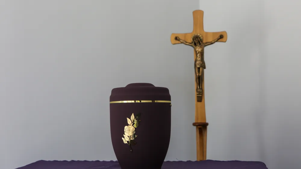 - žara - cerkveni križ<br><br><br>- pokopali&scaron;ke in pogrebne dejavnosti - upravljanje in urejanje pokopali&scaron;č -  //FOTO: Luka CjuhaOPOMBA: DNEVNIKOV OBJEKTIV - REPORTAŽA 2016.