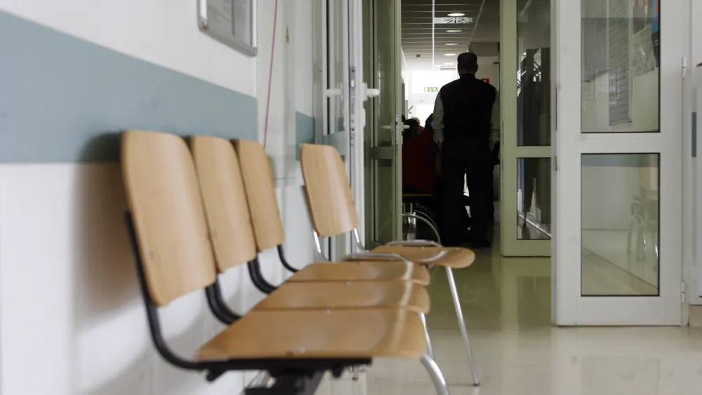 - zdravstvo - Zdravstveni dom Vič - čakalnica - Splo&scaron;na stavka dela javnega sektorja 2012 zaradi varčevalnih ukrepov vlade - sodelovalo med 80.000 in 90.000 javnih uslužbencev v dejavnostih &scaron;olstva, vzgoje, zdravstva, socialnega varstva, policije in veterine. protest-javni uslužbenci //FOTO: Bojan Velikonja