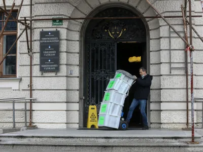 Vrhovno sodi&scaron;če je s sklepom dovolilo, da so 100 celjskih gospodarskih zadev iz lanskega leta prenesli na okrožno sodi&scaron;če v Ptuju.