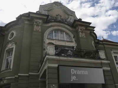 Prihodnja sezona bo zadnja, ko bo stavba SNG Drama Ljubljana ponujala sedanjo podobo &ndash; sredi leta 2024 naj bi se namreč le začela njena dolgo pričakovana prenova, ki naj bi predvidoma trajala do konca leta 2026.&nbsp;