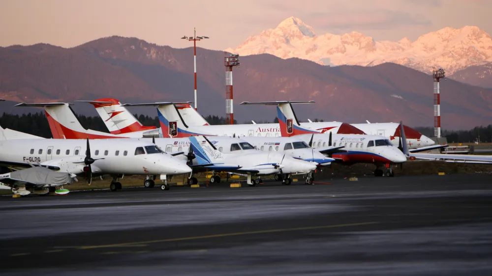 Aerodrom Ljubljana - Letali&scaron;če Jožeta Pučnika Brnik - ilustrativna fotografija - letalo//FOTO: Tomaž Skale 