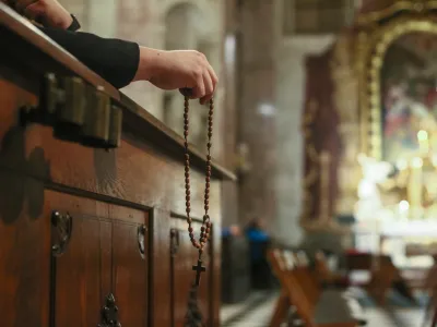 - simbolična fotografija - katoli&scaron;ka molitev - rožni venec - kr&scaron;čanstvo - kristjani - verniki -- ma&scaron;a - cerkev<br><br><br>- 26.11.2018 &ndash; Slovenska &scaron;kofovska konferenca (S&Scaron;K) - plenarna seja - poleg slovenskih &scaron;kofov so se udeležili tudi delegati iz sosednjih &scaron;kofovskih konferenc - //FOTO: Luka Cjuha.