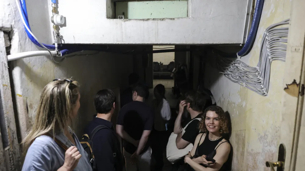 kustosinja Tja&scaron;a Pogačar - 26.05.2023 - Ljubljana Art Weekend 2023 - ogled umetni&scaron;kih del s Tja&scaron;o Pogačar - Produkcijski prostori sodobne umetnost i, Vrhovčeva ulica 8 - //FOTO: Jaka Gasar