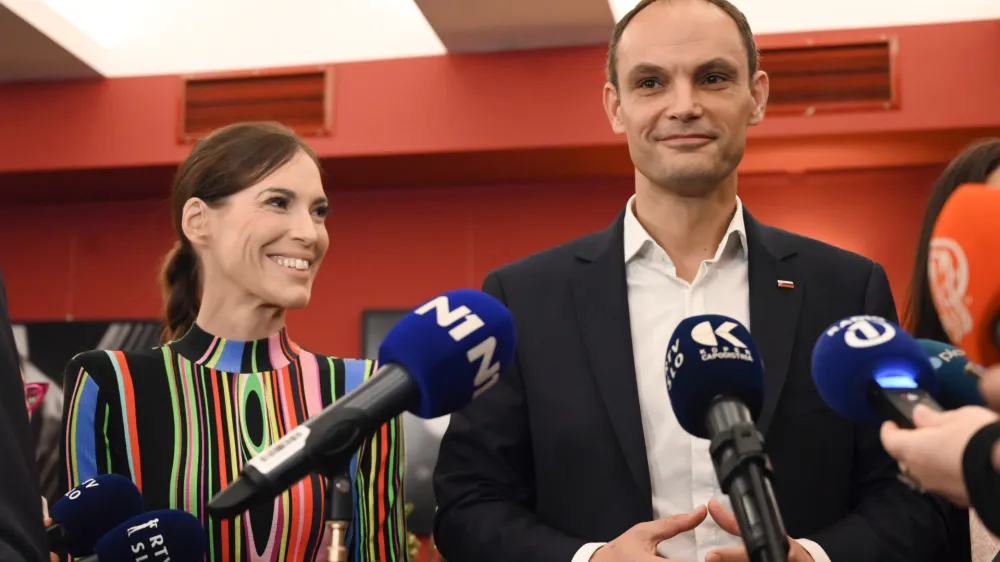 poslanka SDS Eva Irgl in dr. Anže Logar, kandidat za predsednika republike<br><br> <br><br><br><br>- Volilni &scaron;tab predsedni&scaron;kega kandidata Anžeta Logarja<br><br><br> <br><br>- 13.11.2022 &ndash; Predsedni&scaron;ke volitve 2022 &ndash; 2. krog - sedme volitve za petega predsednika republike v samostojni Sloveniji &ndash; volilci v drugem krogu odločali med kandidatoma Anžetom Logarjem in Nata&scaron;o Pirc Musar,<br><br> <br><br>//FOTO: Nik Erik Neubauer