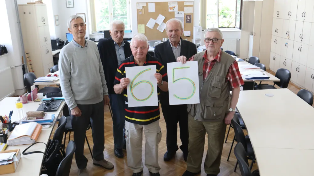 V njihovi nekdanji učilnici smo poklepetali s Samom Oblakom (levo), Filipom Lukom Maučičem, Jožetom Žerdinom, Bojanom Zajcem (spredaj z leve) in Stanislavom Pircem.&nbsp;