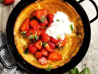 Palačinka iz pečice z jagodami