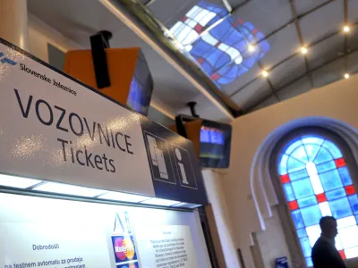 Od četrtka bo zaživela nova, tako imenovana vseslovenska vozovnica ali vozovnica Slovenija, ki uvaja enotno vozovnico za ves linijski potni&scaron;ki promet v državi, z izjemo mestnega prometa.&nbsp;