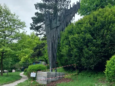 Bronasta skulptura ne bo deponirana, ampak bo prestavljena na ustrezno mesto, kjer se bo v nadaljevanju izvajalo njeno restavriranje. Foto: Vesna Levičnik