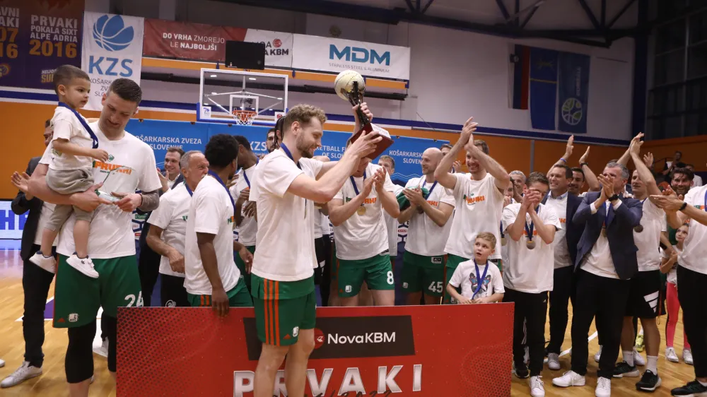 Ko&scaron;arkarji Cedevite Olimpije so osvojili&nbsp;nov&nbsp;naslov&nbsp;državnega prvaka <br><br><br>- 31.05.2022 &ndash; ko&scaron;arka - Helios Suns - Cedevita Olimpija, liga Nove KBM, finale, 3. tekma:<br><br><br>//FOTO: Luka Cjuha<br>