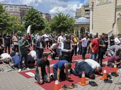 - Kosovska Mitrovica - petkova molitev, Albanci - 02.06.2023 &ndash; KOSOVO - napetost med Albanci in Srbi na severu Kosova - nemiri, nasilje in spopadi med pripadniki Natovih varnostnih sil KFOR in lokalnimi Srbi - kosovski Srbi so zahtevali umik novoizvoljenih županov, etničnih Albancev. //FOTO: Jaka Gasar