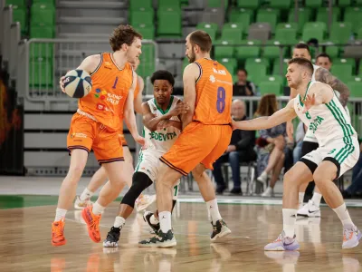 Ljubljana, Arena Stozice.<br>Sprejem treh ekip Kosarkarskega kluba Cedevita Olimpija v Hram slovenskih sportnih junakov ter tekma finalne serije drzavnega prvenstva med Cedevito Olimpijo in Helios Suns.