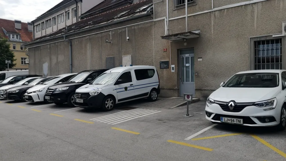 Stavba celjskega zapora se neposredno drži stavbe celjskega sodi&scaron;ča, vendar je ob pomanjkanju paznikov včasih vseeno predaleč.