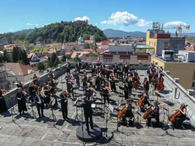 - 28.05.2021 &ndash; Simfonični orkester RTV Slovenija pod vodstvom dirigenta Rossena Milanova snemali filharmonični koncert na strehi Radia Slovenija - //FOTO. Luka Cjuha.