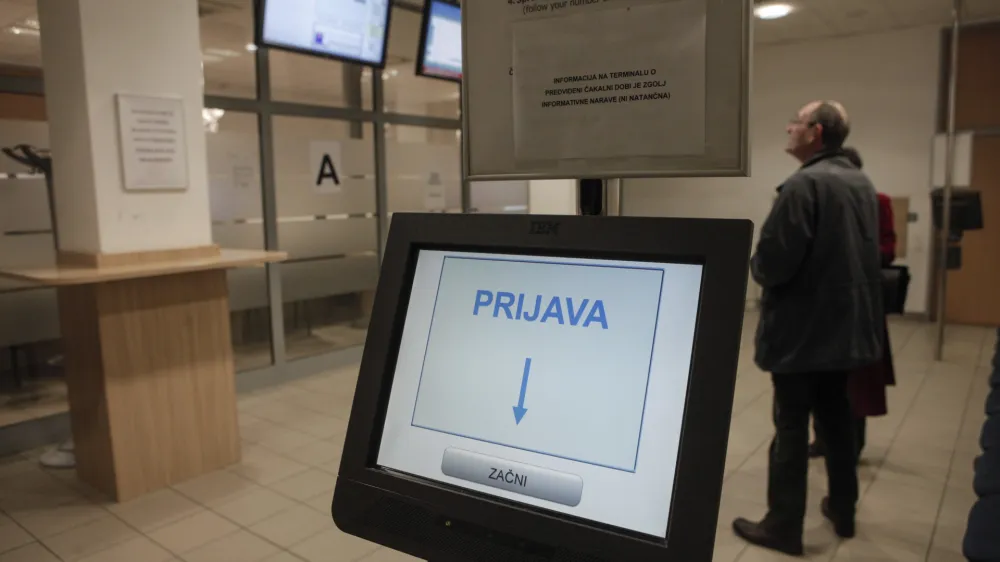 čakalnica - avtomat priijava - čakalna vrsta <br><br><br><br>- 06.01.2015 - Upravna enota UE Ljubljana -Tobačna ulica 5 - javna uprava - javni sektor  //FOTO: Luka Cjuha.