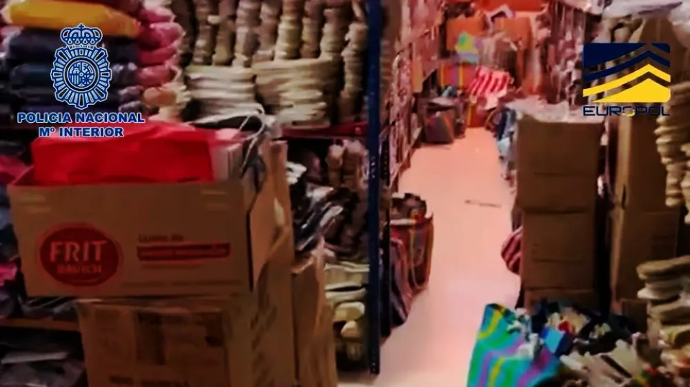 V devet mesecev trajajoči operaciji so aretirali 378 ljudi, zasegli pa dva milijona kosov ponaredkov (oblačil, čevljev, modnih dodatkov), vrednih okoli 87 milijonov evrov.&nbsp;