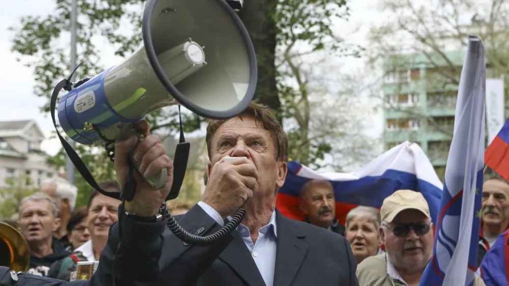 Ruparjev In&scaron;titut 1. oktober, ki je pravzaprav dru&scaron;tvo, se poleg organizacije shodov ukvarja tudi s strežbo pijač in trgovino na drobno. Kako pridobitne dejavnosti pomagajo pri izbolj&scaron;evanju položaja upokojencev, ni jasno.