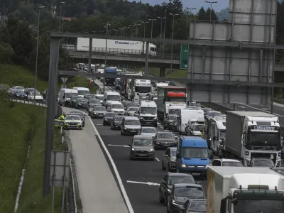 &raquo;Čaka nas verjetno eden najhuj&scaron;ih tednov, kar zadeva gost promet in zastoje na slovenskih cestah,&laquo; opozarjajo v prometnoinformacijskem centru. Foto: Luka Cjuha&nbsp;