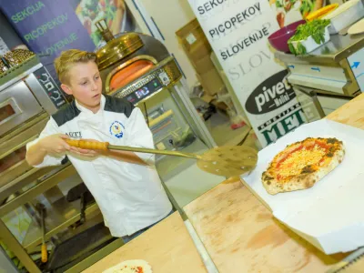 Spoznali boste najmlaj&scaron;ega mojstra picopeka Brina Rekarja, ki pri komaj desetih letih ve&scaron;če obvlada umetnost priprave pice. Foto: Arhiv Dnevnika