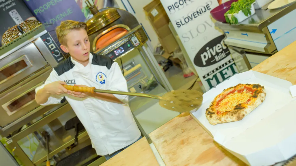Spoznali boste najmlaj&scaron;ega mojstra picopeka Brina Rekarja, ki pri komaj desetih letih ve&scaron;če obvlada umetnost priprave pice. Foto: Arhiv Dnevnika