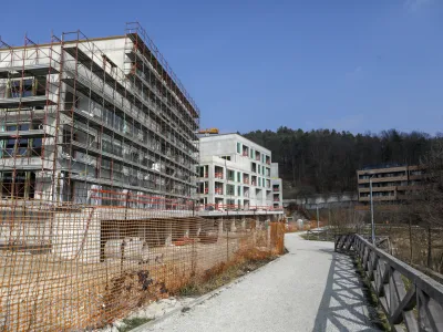 V svetu četrtne skupnosti Črnuče so prepričani, da občina dela napako, ker namerava investitorju v stanovanjsko sosesko Lagom dovoliti opustitev gradnje vrtca v sklopu soseske. Na občini pa pravijo, da dodaten vrtec tam ni potreben.
Foto: Luka Cjuha&nbsp;