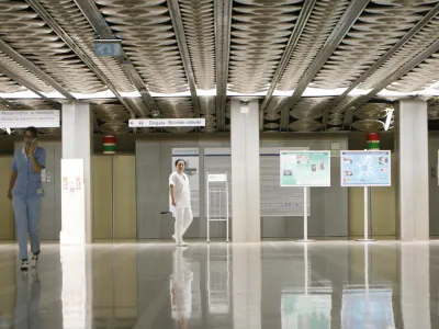 simbolična fotografija, zdravstvo, avla UKC//FOTO: Tomaž Skale