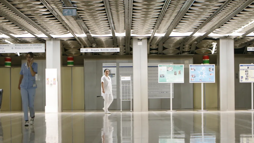 simbolična fotografija, zdravstvo, avla UKC//FOTO: Tomaž Skale