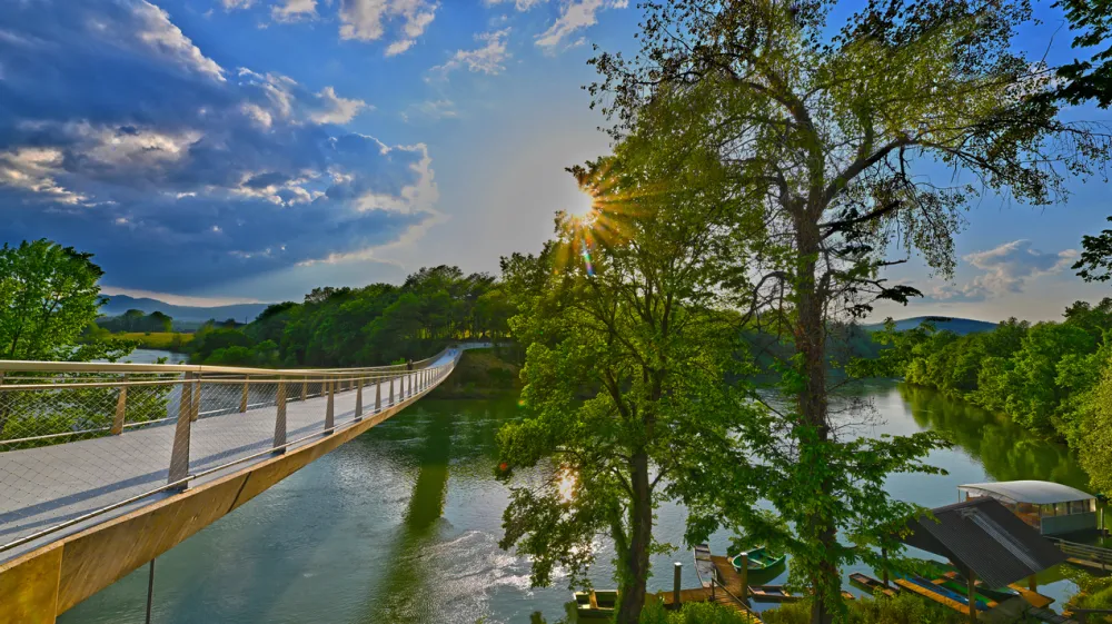 Tako brv v Irči vasi (na sliki) kot brv, ki povezuje Loko in Kandijo, je sprojektiral Marjan Pipenbaher z ekipo. Foto: Robert Kokol, Foto Asja