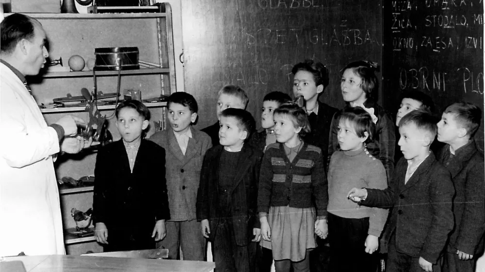 S tem, ko je gluhim odvzela pravico do uporabe znakovnega jezika, je namreč povzročila, da so ena izmed najslab&scaron;e izobraženih skupnosti. 