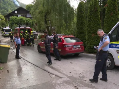 Utrinek iz Krač v Zagorju ob Savi, kjer so policisti in gasilci iskali pogre&scaron;ano 40-letno domačinko, ki jo je odnesel tok hudournika. Foto: Gregor Naglav/RTV Slovenija
