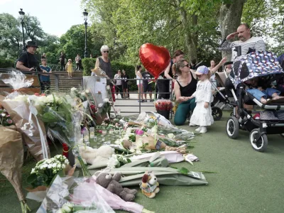 09 June 2023, France, Annecy: People place flowers near the scene at a lakeside park following a Knife attack in Annecy. Seven people, including six children, have been injured in a mass stabbing in the town of Annecy in the French Alps. Photo: Peter Byrne/PA Wire/dpa