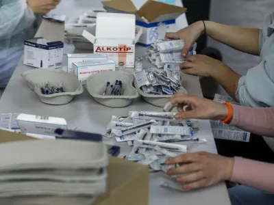 - cepivo COVID-19 Vaccine Moderna <br><br><br>- 10.03.2021 &ndash;Epidemija koronavirus COVID-19 v Sloveniji &ndash; množično cepljenje starostnikov proti bolezni covid-19 na Gospodarskem razstavi&scaron;ču v Ljubljani . //FOTO: Luka CjuhaOPOMBA: REPORTAŽA ZA OBJEKTIV 2021