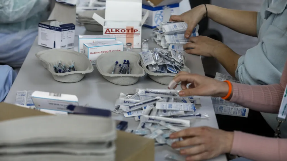 - cepivo COVID-19 Vaccine Moderna <br><br><br>- 10.03.2021 &ndash;Epidemija koronavirus COVID-19 v Sloveniji &ndash; množično cepljenje starostnikov proti bolezni covid-19 na Gospodarskem razstavi&scaron;ču v Ljubljani . //FOTO: Luka CjuhaOPOMBA: REPORTAŽA ZA OBJEKTIV 2021