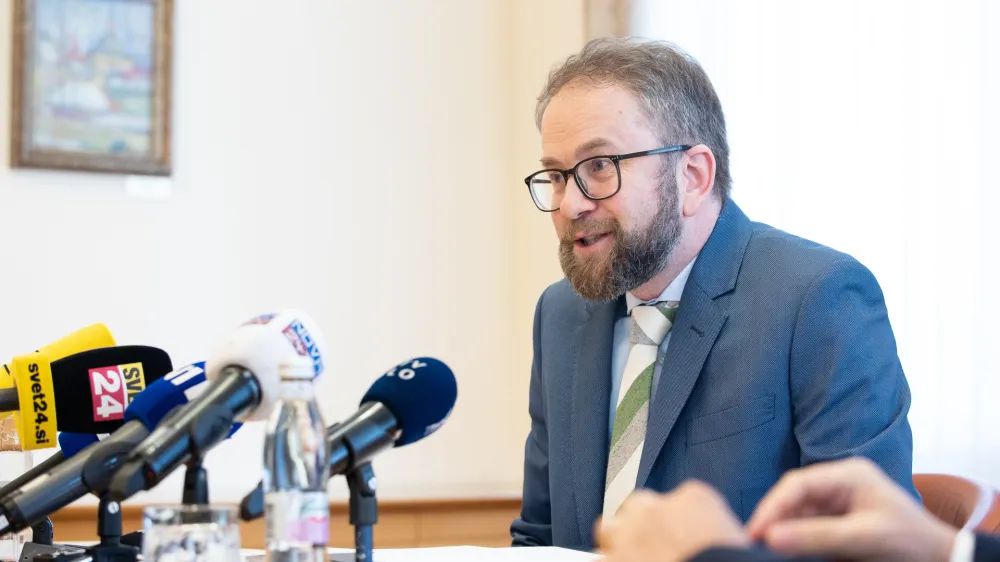 Matej Accetto je medije in javnost pozval oziroma zaprosil za čim bolj tvorno spremljanje dela ustavnega sodi&scaron;ča in poudaril, da so na sodi&scaron;ču hvaležni za vsakr&scaron;no vsebinsko kritiko, težavo pa vidi v kritikah, ki prehajajo v načrtno diskreditacijo sodnikov in sodi&scaron;ča.