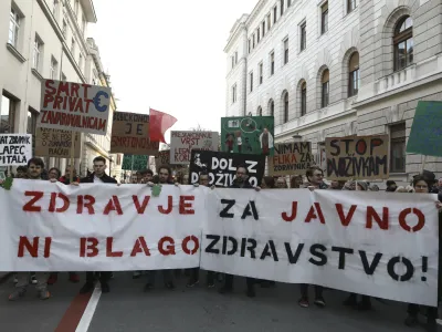 - 07.04.2023 - Protestni shod iniciative Glas ljudstva na Svetovni dan zdravja - Pohod za javno zdravstvo z Javno tribuno &ndash;zahtevali interventni zakon, v katerem predlagajo re&scaron;itve za krepitev javnega zdravstva - paket dveh zakonskih sprememb, ukinitev dopolnilnega zdravstvenega zavarovanja in predlog za pravičnej&scaron;i davek - protest //FOTO: Luka Cjuha