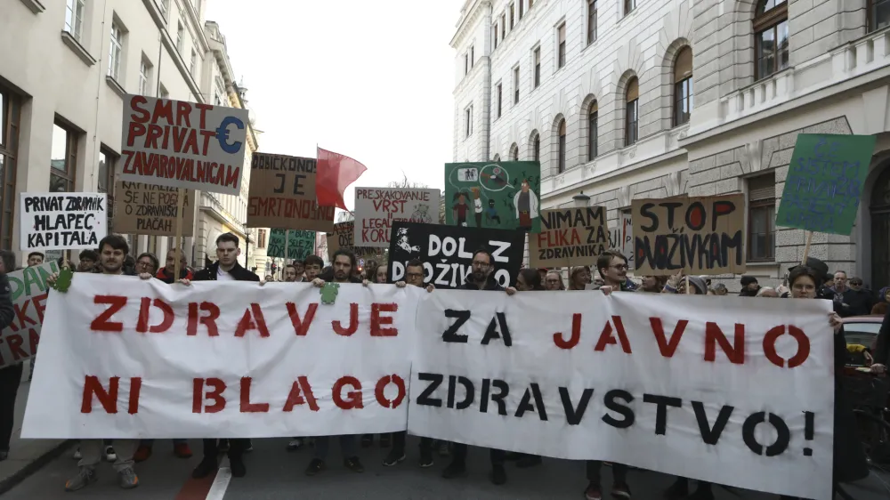 - 07.04.2023 - Protestni shod iniciative Glas ljudstva na Svetovni dan zdravja - Pohod za javno zdravstvo z Javno tribuno &ndash;zahtevali interventni zakon, v katerem predlagajo re&scaron;itve za krepitev javnega zdravstva - paket dveh zakonskih sprememb, ukinitev dopolnilnega zdravstvenega zavarovanja in predlog za pravičnej&scaron;i davek - protest //FOTO: Luka Cjuha