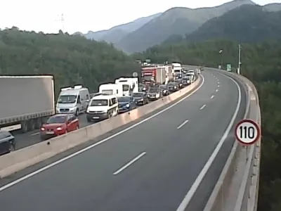 Uresničila so se opozorila policije in Darsa, da bo zaradi katoli&scaron;kega praznika pri na&scaron;ih sosedih močno zgo&scaron;čen promet tudi na na&scaron;ih cestah. 