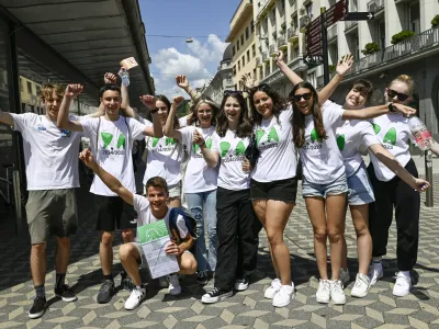 Učenci O&Scaron; Koseze so zaključek &scaron;olanja proslavili s sprehodom po sredi&scaron;ču Ljubljane.