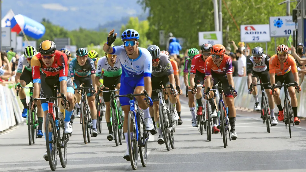 Dylan Groenewegen (v modro-belem dresu) je bil najhitrej&scaron;i in &scaron;e tretjič v zadnjih petih letih slavil etapno zmago v Roga&scaron;ki Slatini. Foto: Andrej Petelin&scaron;ek / Večer
