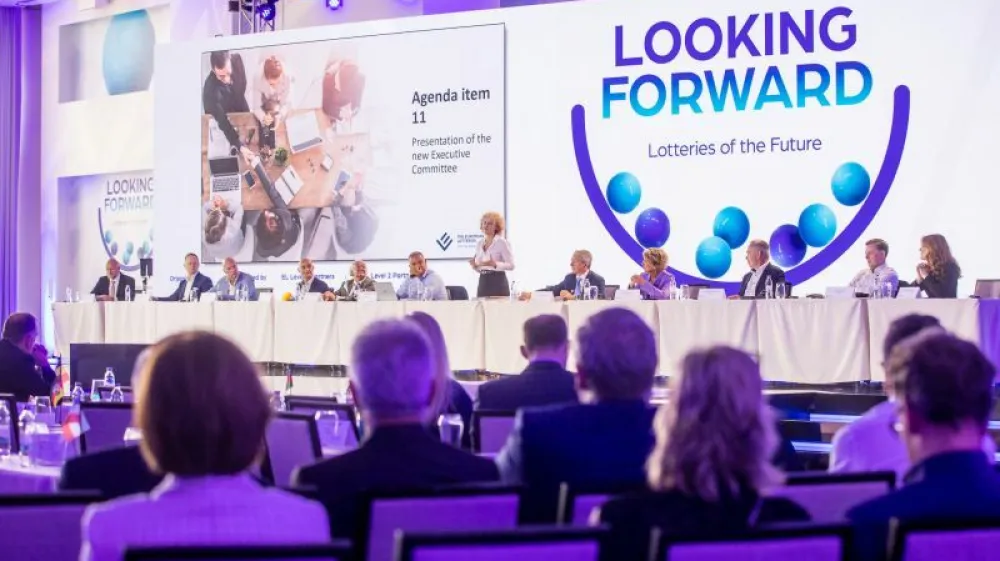 Predsednica uprave Loterije Slovenije in novoizvoljena predsednica Združenja evropskih loterij Romana Girandon med nagovorom članov skup&scaron;čine.