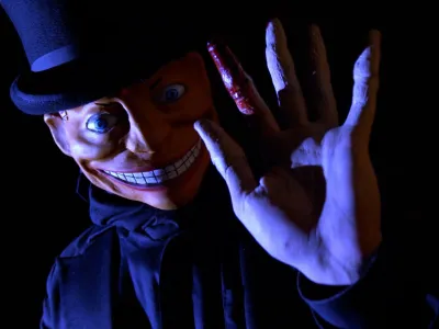 Film Stanovanje smrti režiserja Allana Piperja je zanimiv spoj grozljivke, črne komedije in družbene kritike, govori pa o problemu cenovno nedostopnih podnajemni&scaron;kih stanovanj.