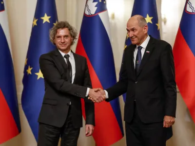 novi predsednik vlade dr. Robert Golob in dosedanji predsednik vlade Janez Jan&scaron;a- 01.06.2022 &ndash; Vlada RS - primopredaja poslov med dosedanjim predsednikom vlade Janezom Jan&scaron;o in novim predsednikom vlade dr. Robertom Golobom //FOTO: Luka Cjuha